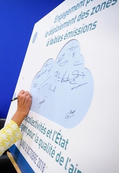 Signature de l'engagement de 15 collectivités et de l'État à mettre en place 15 zones à faibles émissions