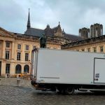 Un camion de livraison frigorifique sur la place Royale à Reims ; Photo : ORT&L Grand Est