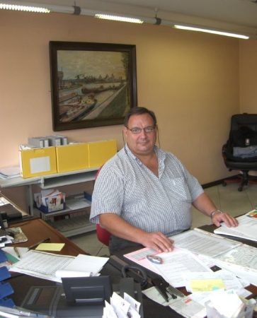 Michel Chalot au travail à son bureau ; Photo : Transports Chalot
