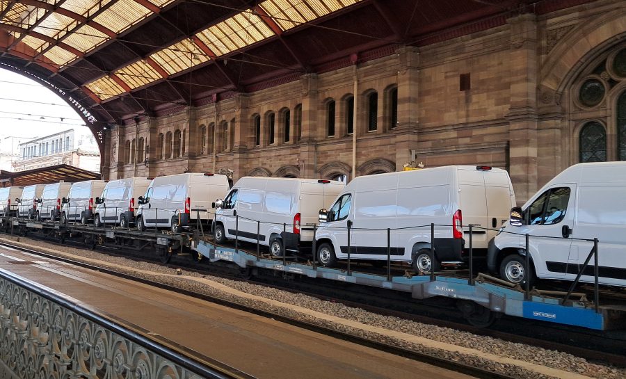 Train de véhicules en gare de Strasbourg en octobre 2025 ; Photo : ORT&L / N. Boidevezi