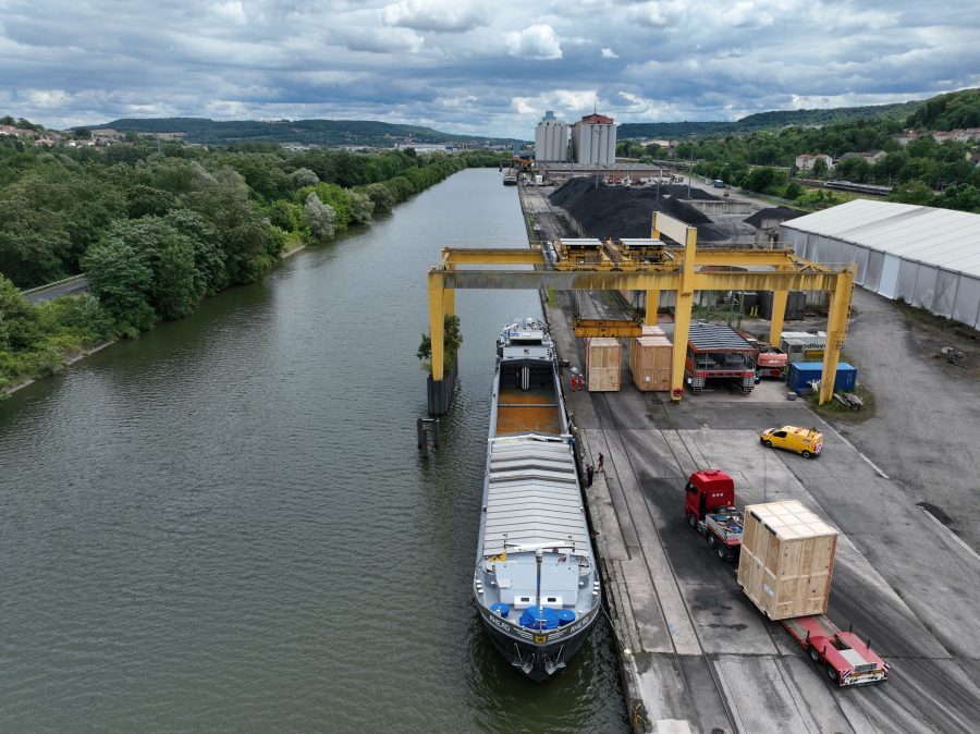 Chargement sur le port de Nancy-Frouard ; Photo : VNF