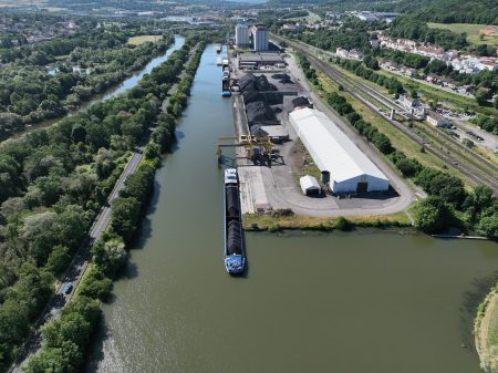 La Moselle canalisée et le port de Nancy-Frouard ; Photo : VNF