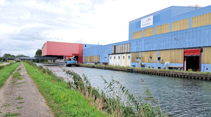 Bateau amarré devant l’usine ArcelorMittal Building Solutions de Contrisson (55) ; Photo : ORT&L Grand Est