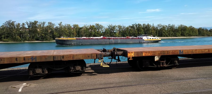Bateau et wagon plat au port de Colmar Neuf-Brisach