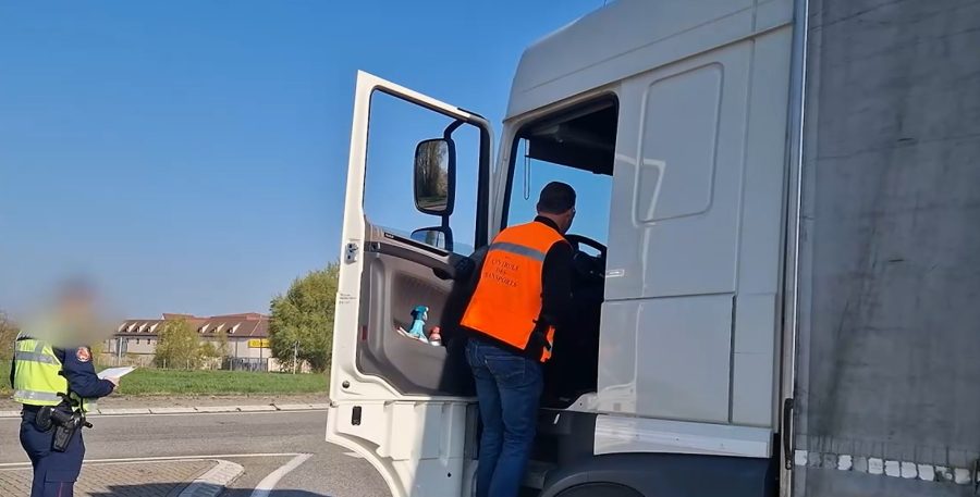 Contrôle de poids lourd en bord de route ; Photo : DREAL Grand Est