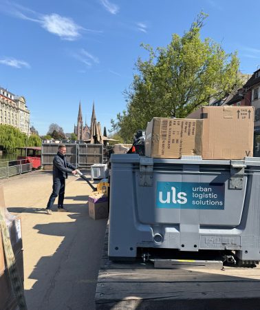Manutention de conteneurs ULS sur le quai des Pêcheurs à Strasbourg ; Photo : ULS