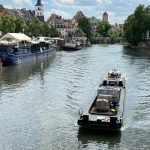 Péniche de ULS à Strasbourg près du quai des Pêcheurs ; Photo : ULS