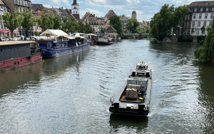 Péniche de ULS à Strasbourg près du quai des Pêcheurs ; Photo : ULS