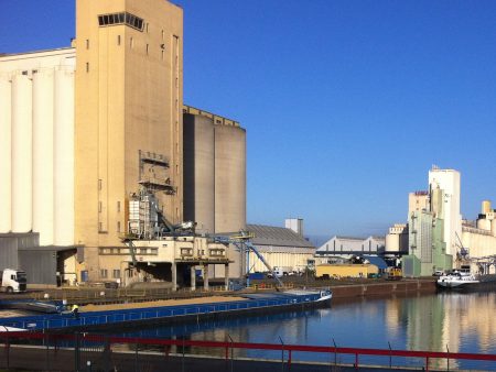 Chargement d’un bateau de céréales au Nouveau Port de Metz